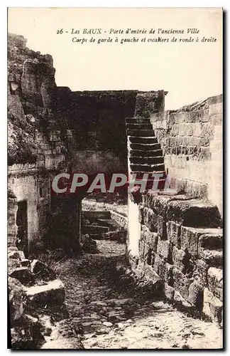 Ansichtskarte AK Les Baux Porte d'entree de l'ancienne Ville Corps de garde a gauche et escaliers de ronde a droi