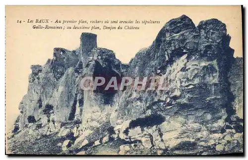 Cartes postales Les Baux Au premier plan rochers ou sont creusees les sepultures