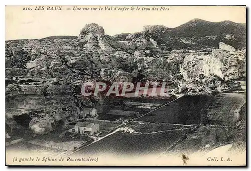 Ansichtskarte AK Les Baux Une vue sur le Val d'enfer le trou des Fees