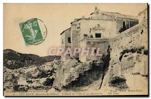 Cartes postales Les Baux Bouches du Rhone L'Hotel de Ville et les Remparts