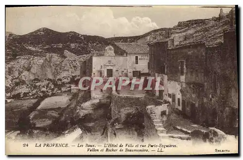 Cartes postales La Provence Les Baux L'Hotel de Ville et rue Porte Evguires Vallon et Rocher de Beaumaniere