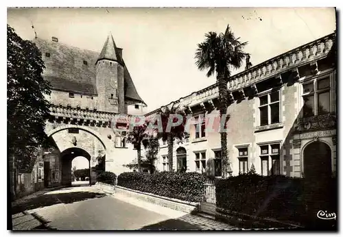 Cartes postales Jonzac Ch Inf Cour interieure du Chateau XV siecle Mairie et Justice de Paix