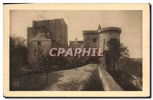 Cartes postales Loches Le Donjon l'Entree et la Cour Louis XI