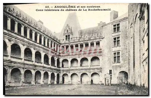 Cartes postales Angouleme et ses environs Cour interieur du chateau de la Rochefoucauld
