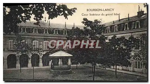 Cartes postales Bourbon Lancy Cour Interieur du grand hotel