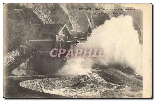 Cartes postales Biarritz Une Vague sous L'Etablissement de la Core des Banques