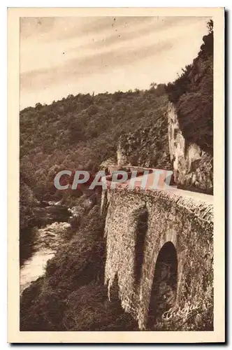 Cartes postales Vallee de Chouvigny La Route a la sortie d'un Tunnel