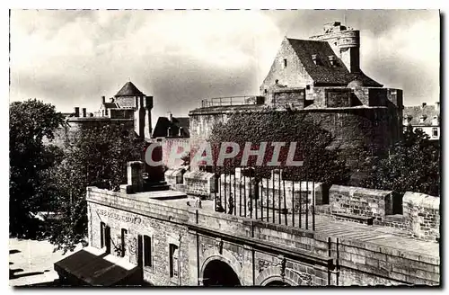 Ansichtskarte AK Saint Malo En Bretagne Vue sur les Remparts et la Tour du Chateau