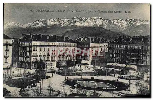 Cartes postales Grenoble La Place Victor Hugo et la Chaine des Alpes