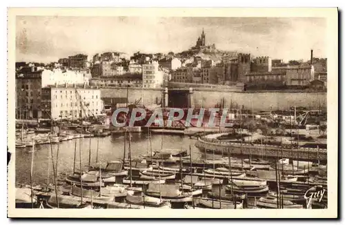 Cartes postales Marseille (B du R) Un coin du Vieux Port et la Colline de N D de la Garde