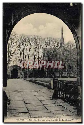 Cartes postales Chateau de  E et L Vue prise sous le portail d'entree regardant l'Eglise St Nicolas