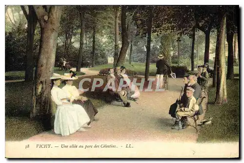 Cartes postales Vichy Une allee au parc des Celestins