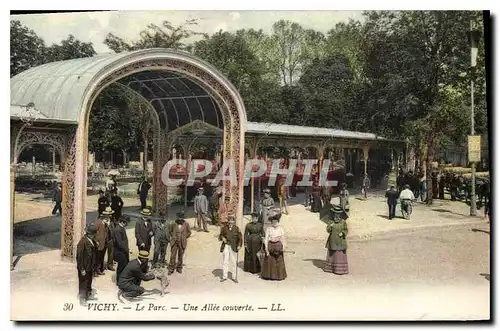 Cartes postales Vichy Le Parc Une Allee couverte