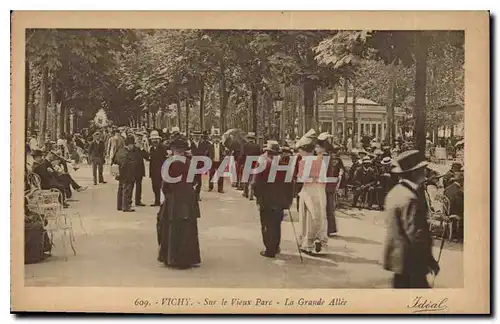 Cartes postales Vichy Sur le Vieux Parc La Grande Allee