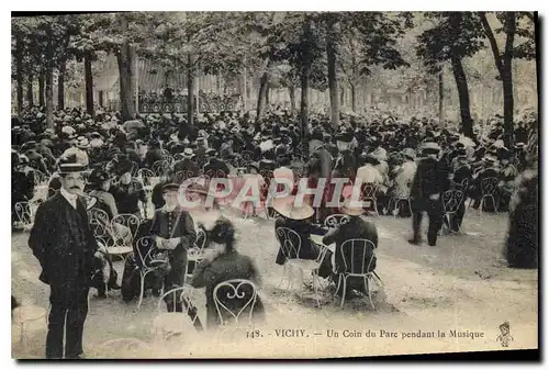 Ansichtskarte AK Vichy Un Coin du Parc pendant la Musique