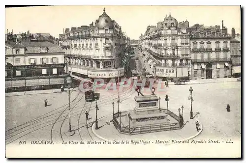 Cartes postales Orleans La Place du Martroi et la Rue de la Republique