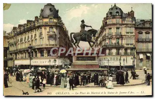 Cartes postales Orleans La Place du Martroi et la Statue de Jeanne d'Arc