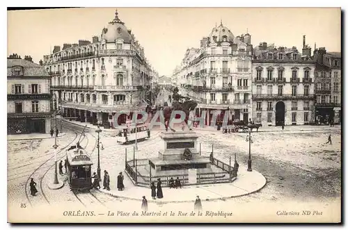 Cartes postales Orleans La Place du Martroi et la Rue de la Republique