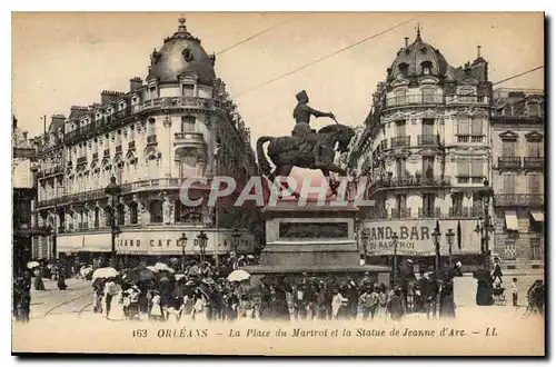 Cartes postales Orleans La Place du Martroi et la Statue de Jeanne D'Arc