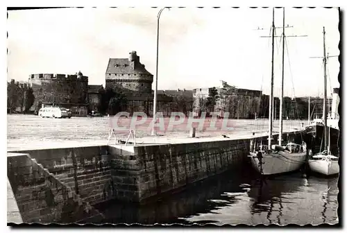 Cartes postales En Bretagne Saint Malo L et V Vue du Donjon et du Bassin des Yachts