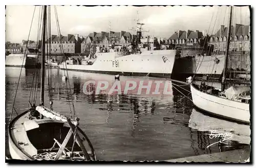 Ansichtskarte AK Cote d'Emeraude Saint Malo Navires de guerre bassin Vauban Bateau