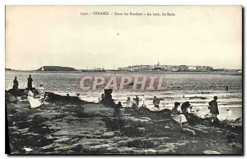 Cartes postales Dinard dans les rochers au loin St Malo