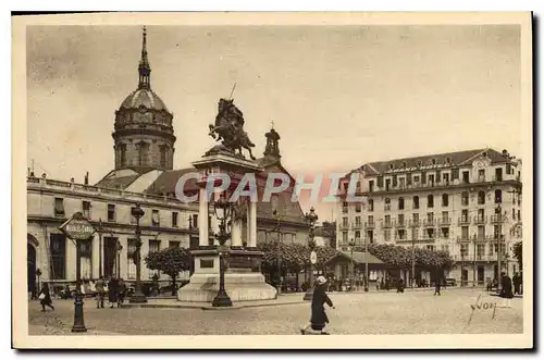 Cartes postales Clermont Ferrand P de D la place de Jaude et l'eglise St Pierre les Minimes