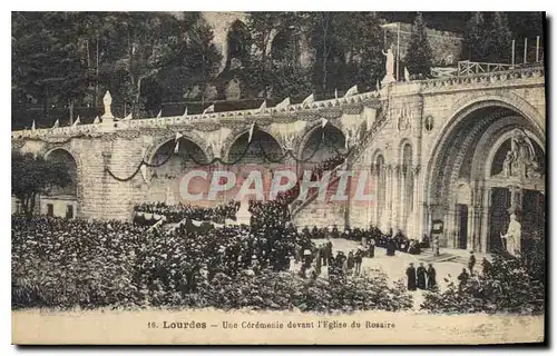 Ansichtskarte AK Lourdes Une Ceremonie devant l'Eglise du Rosaire