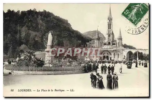 Cartes postales Lourdes La Place de la Basilique