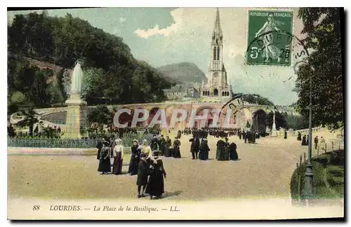 Cartes postales Lourdes La Place de la Basilique