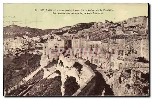 Cartes postales Les Baux Les remparts a gauche la Vallon de la Fontaine