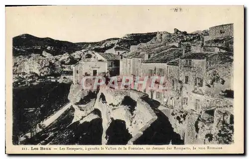 Cartes postales Les Baux Les Remparts a gauche de Vallon de la Fontaine