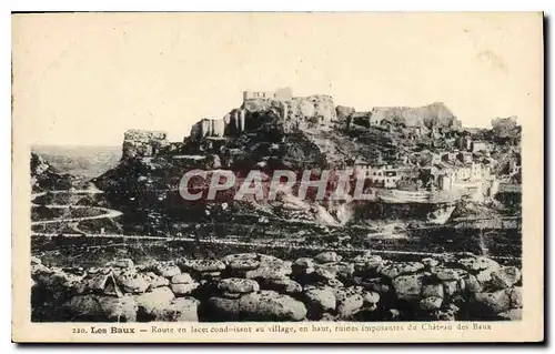 Cartes postales Les Baux Route au village et ruines du Chateau des Baux