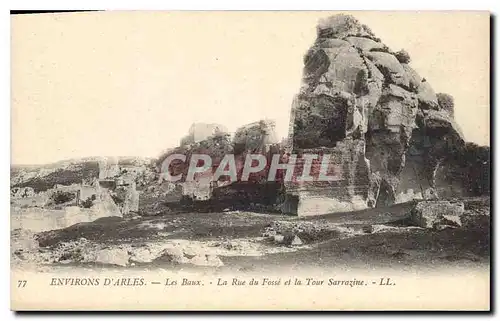 Ansichtskarte AK Environs d'Arles les Baux La Rue du Fosse et la Tour Sarrazine