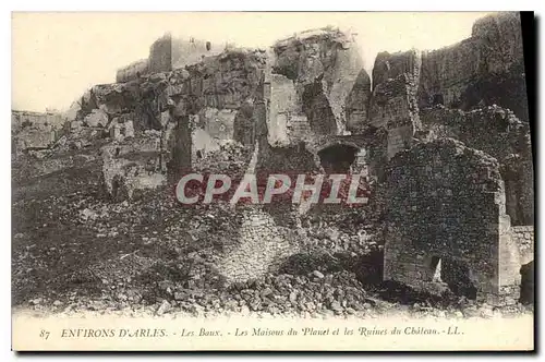 Ansichtskarte AK Environs d'Arles les Baux Les Maisons du Planet et les Ruines du Chateau