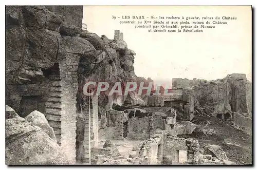 Cartes postales Les Baux Sur les rocher a gauceh ruines du Chateau construit au Xme Siecle et aux pieds ruines d