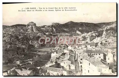 Cartes postales Les Baux Vue de la Grand Rue de la ville moderne au fond decor de Mireille et au dessus Sphinx d