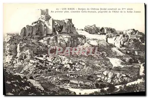 Ansichtskarte AK Les Baux Donjon du Chateau feodal construit au Xme siecle a l'avant plan cimatiere Gallo Romain