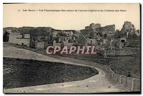 Cartes postales Les Baux Vue panoramique des ruines de l'ancien hopital et du Chateau des Baux