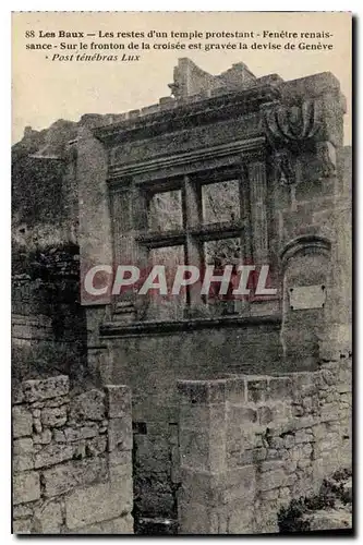 Ansichtskarte AK Les Baux Les restes d'un temple protestant fenetre renaissance sur le Fronton de la croisee est