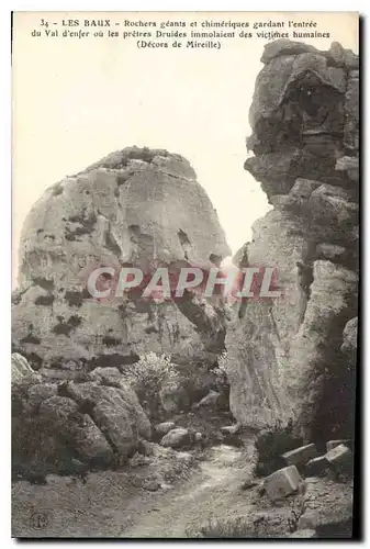 Cartes postales  Les Baux Rocher geants et chimeriques gardant l'entree du val d'enfer ou les pretres Druides im