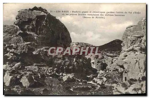 Cartes postales Les Baux Rocher geants et chimeriques gardant l'entree du val d'enfer ou les pretres Druides imm