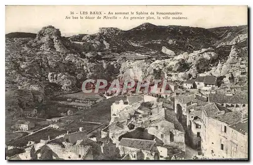 Ansichtskarte AK Les Baux Au sommet le Sphinx de Roucoulouiero Au bas le decor de Mireille au premier plan le vil