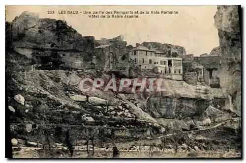 Ansichtskarte AK  Les Baux Une partie des Remparts et de la vole Romaine Hotel de la Reine Jeanne