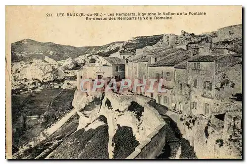 Cartes postales  Les Baux (B du Rh) Les Remparts a gauceh le Vailon de la Fontaine En dessus des Remparts le Vol