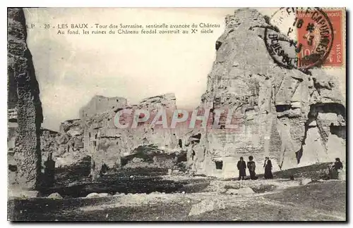 Ansichtskarte AK Les Baux Tour dite Sarrasine sentinelle avancee du Chateau au fond kes riunes du Chateau feodal