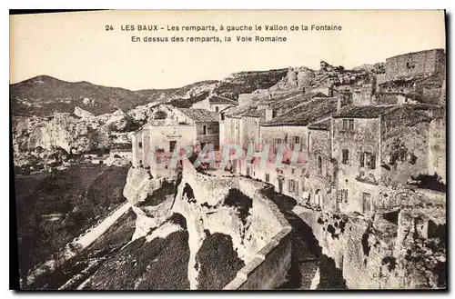Ansichtskarte AK Les Baux Les Remparts a gauche le vallon de la Fontaine en dessus des remparts le voie Romaine