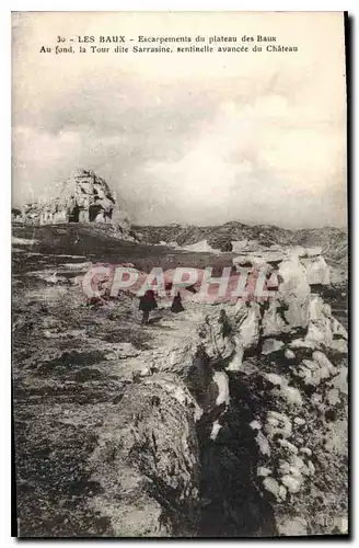 Ansichtskarte AK les Baux Escarpements du plateau des Baux au fond la Tour dite Sarrasine sentinelle avancee du C