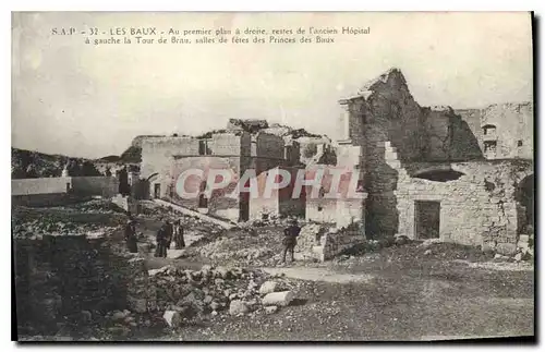 Ansichtskarte AK Les Baux Au premier plan a droite restes de l'ancien Hopital a gauche la Tour de Brau salles de