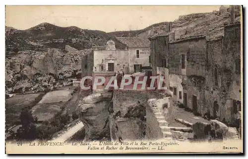 Ansichtskarte AK Provence Les Baux L'Hotel de Ville et la rue Porte Eyguieres Vallon et Rocher de Beaumaniere